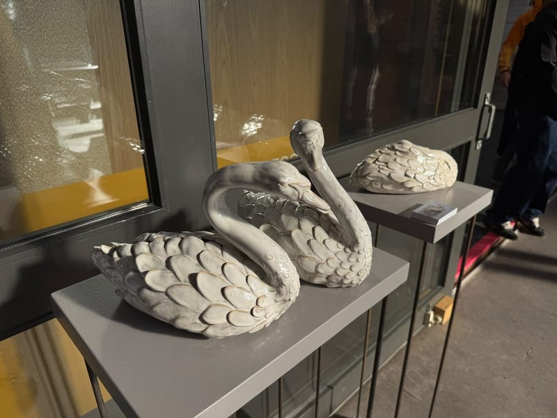 Zwanenpaar urn