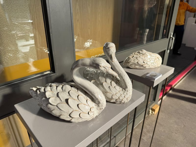 Zwanenpaar urn